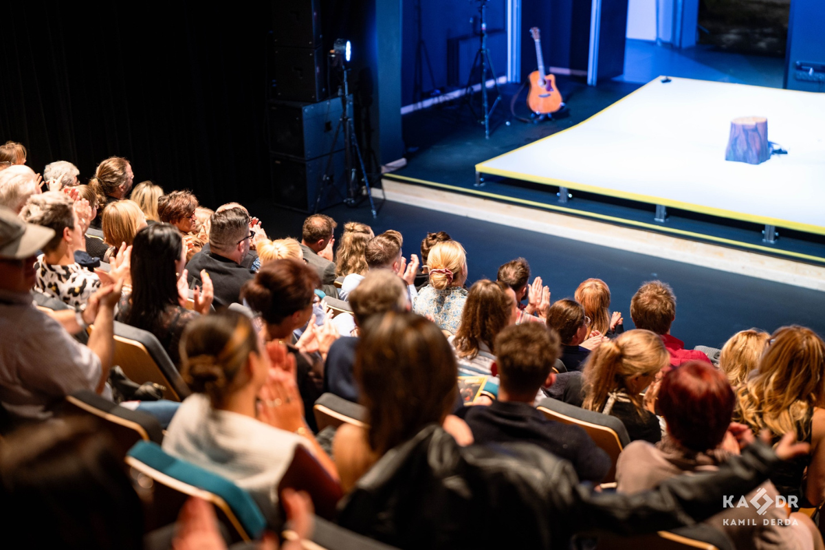 pełna widownia Teatru lalek